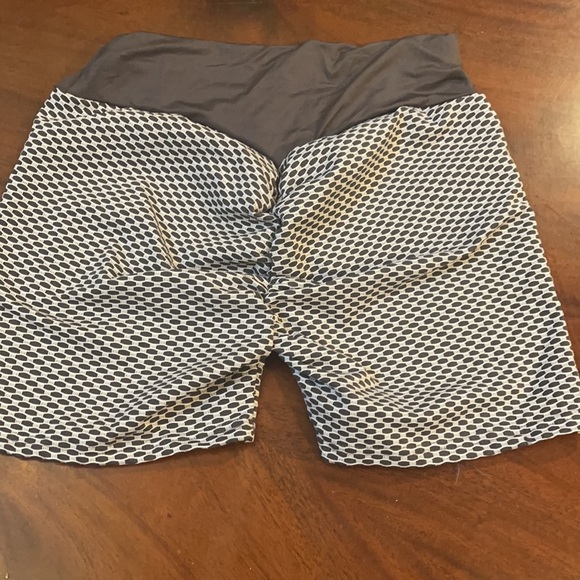 Amazon  butt lifting shorts gray white medium - Picture 2 of 2